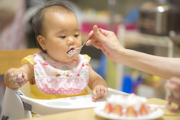 1歳の誕生日ケーキを食べる子供