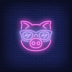 Aufkleber - Cute cartoon pink pig in sunglasses. Neon sign element. Night bright advertisement. Vector illustration for restaurant, cafe, diner, menu, advertising design