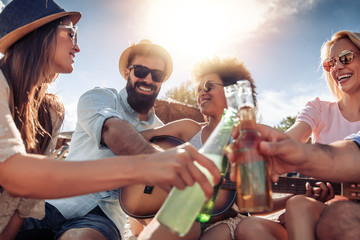 Canvas Print - Group of friends with guitar having fun on the beach