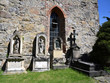Grabsteine und Skulpturen an der Fassade der Kleine Kapelle in der Ruine der St.-Nikolai-Kirche 