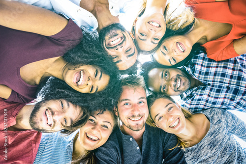 Fotomural Multiracial best friends millennials taking selfie outdoors with back lighting -