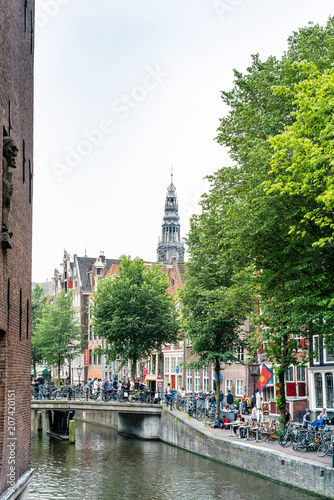 Zdjęcie XXL Amsterdam, holandie - Maj 23, 2018: Piękny uliczny widok Tradycyjni starzy budynki w Amsterdam, holandie
