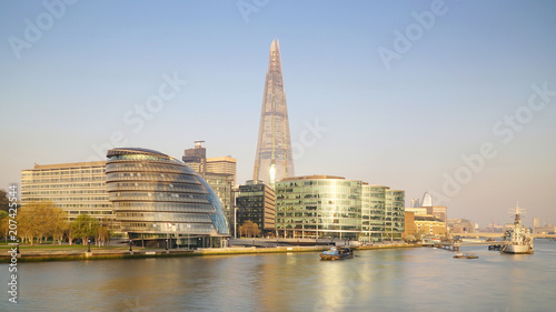 Obraz na płótnie Londyński pejzaż miejski z The Shard, ratuszem i innymi budynkami.