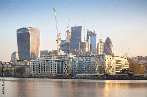 Plakat City of London cityscape w słoneczny poranek.