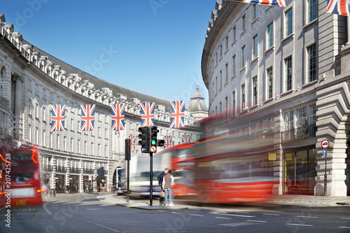 Fotomural London, Regent Street with Jack Union flags and red buses.