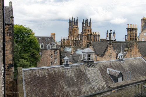 Plakat Patrząc na dachy Edynburga z bliźniaczymi wieżami New College w Edinburgh University