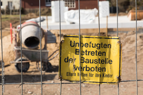 Fotografie, Obraz sign with german text unbefugten betreten der baustelle verboten Eltern haften f