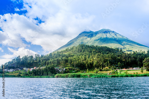 Cuadros en Lienzo Imbabura inactive stratovolcano under the Lake San Pablo in northern Ecuador