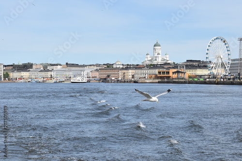 Cuadros en Lienzo The Old Town of Helsinki from the ferry on the way to Suomenlinna island