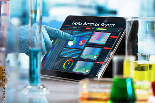 Fotografía researcher working with data analysis report in digital tablet of the lab / scie