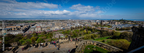 Cuadros en Lienzo Horizontal Panorama of Princes Street from the inside of the Edinburgh Castle, with the castle grounds full of people in the foreground