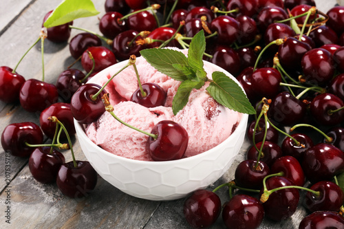 Cuadros en Lienzo Homemade cherry ice cream and a bunch of cherries on table