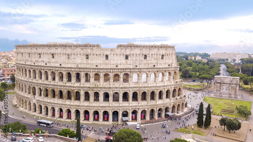 Plakat Widok z lotu ptaka na Koloseum, znany jako Amphitheatrum Flavium, symbol miasta Rzym, Włoch i jeden z siedmiu cudów świata. W dawnych czasach był używany do pokazów gladiatorów.