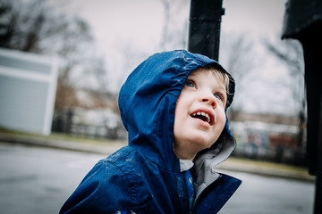 Wall Mural - toddler boy playing in the rain