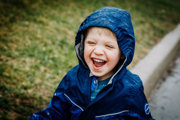 Wall Mural - toddler boy playing in the rain