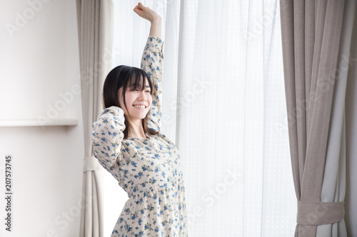 朝目が覚めて窓の前で背伸びをする女の子 Stock 写真 Adobe Stock