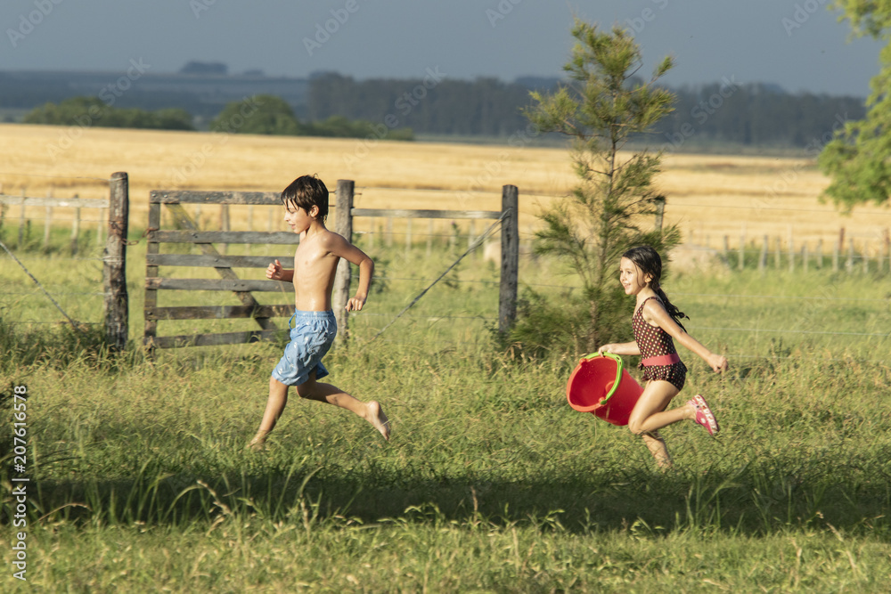 Foto de Stock niños jugando en vacasiones campo argentina | Adobe Stock