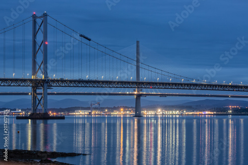 Plakat Wieczór widok przy Naprzód drogi mostem i Queensferry skrzyżowaniem nad Firth Forth blisko Queensferry w Szkocja