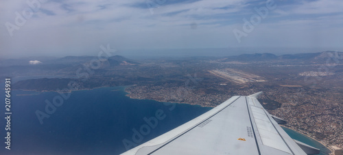 Zdjęcie XXL Samolot nad Ateny, Grecja lotnisko. Wyświetl z okna samolotu.