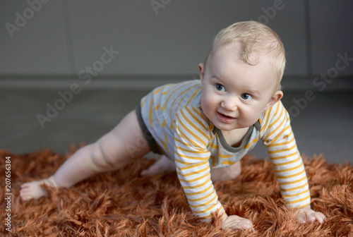 Petit Bebe Garcon Blond Fait Les Quatre Pattes Premiers Pas Stock Photo Adobe Stock Petit Bebe Garcon Blond Fait Les Quatre Pattes Premiers Pas Stock Photo Adobe Stock
