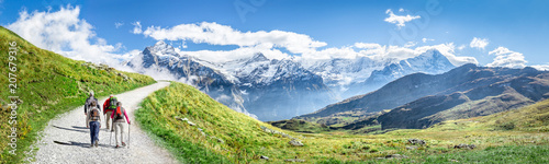 Fotografía Gruppe beim Wandern in den Schweizer Alpen als Panorama Hintergrund