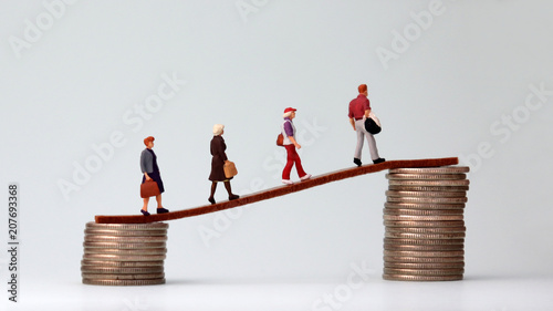 Cuadros en Lienzo Miniature people walking from low to high pile of coins