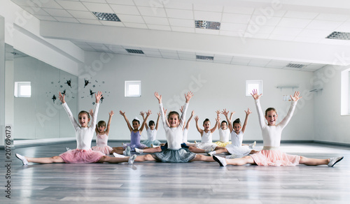 Mata magnetyczna Taniec choreograficzny grupy pięknych młodych baletnic ćwiczących podczas zajęć w klasycznej szkole baletowej.