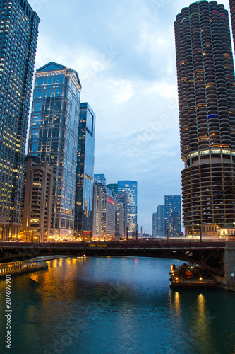 Plakat The Chicago River wieczorem podczas Blue Hour z dużą ilością świateł miasta.