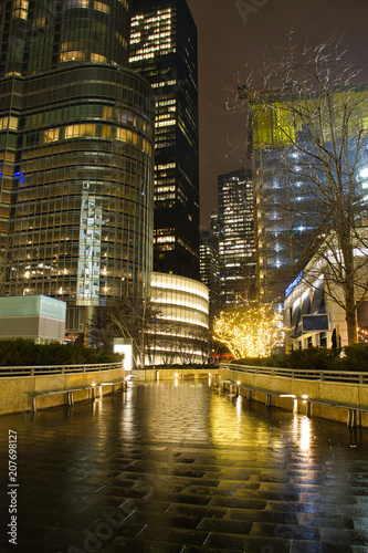 Zdjęcie XXL Przejście w mieście Chicago w nocy mokre od deszczu i odzwierciedlające światła miasta.