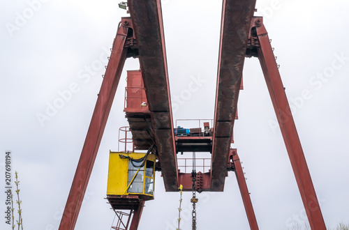 Fotografía powerful large industrial crane and cloudy weather