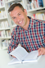 Wall Mural - reader smiling on cam