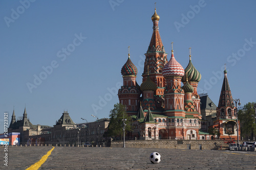 Zdjęcie XXL Moskwa / Rosja - 05.08.2018: poziomy obraz piłki nożnej na Placu Czerwonym w Moskwie przed katedrą Świętego Bazylego, piłkę w środku