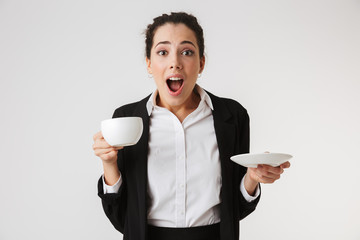 Poster - Portrait of a shocked young businesswoman