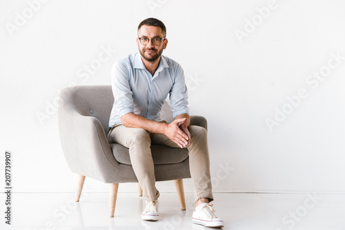 Fotografía Horizontal portrait of attractive caucasian guy wearing stylish formal clothing