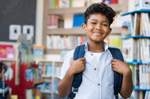 Cuadros en Lienzo Smiling hispanic boy at school