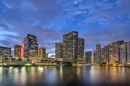 Zdjęcie XXL Patrzeć przez Miami rzekę Brickell w Miami Floryda