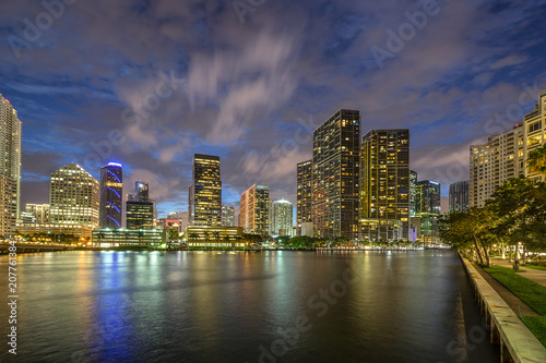 Plakat Patrzeć przez Miami rzekę Brickell w Miami Floryda