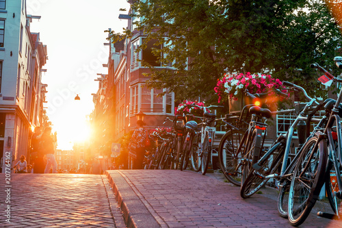 Zdjęcie XXL zachód słońca na ulicach i kanałach w Amsterdamie