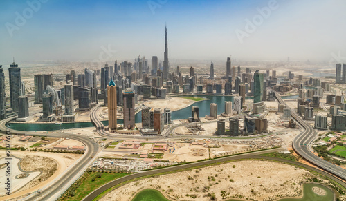 Fototapeta Widok z lotu ptaka Dubaj śródmieście, panoramiczny widok od samolotowego okno.