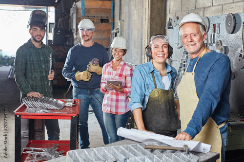 Cuadros en Lienzo Handwerker und Metallarbeiter als Team