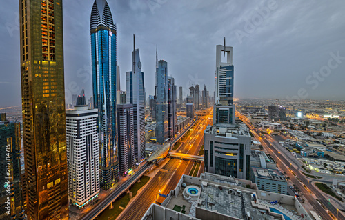 Fototapeta Dubai skyline podczas wschodu słońca z niesamowitych świateł centrum miasta i ruchu drogowego Sheikh Zayed, Zjednoczone Emiraty Arabskie.