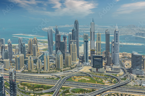 Fototapeta Widok z lotu ptaka nowożytni drapacze chmur i morze w tle w Dubaj, UAE.