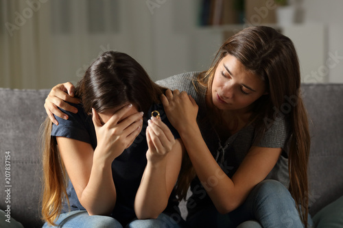 Fotografía Girl comforting her divorced friend