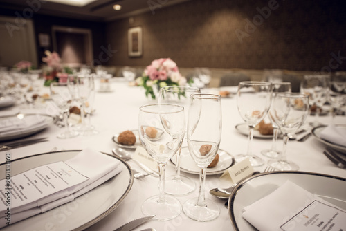 Fotografie, Obraz vajilla preparada sobre mesa con mantel blanco
