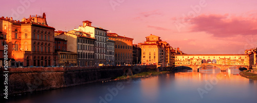 Plakat Piękny zmierzchu widok Ponte Vecchio nad Arno rzeką w Florencja, Włochy. Florencja jest popularnym celem turystycznym Europy. .