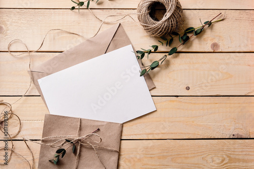 Fotografia Top view of envelope and blank greeting card