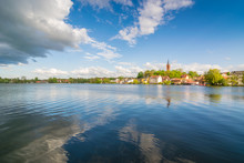 Die Stadt Feldberg Spiegelt Sich Auf Dem Haussee, Mecklenburgische Seenplatte