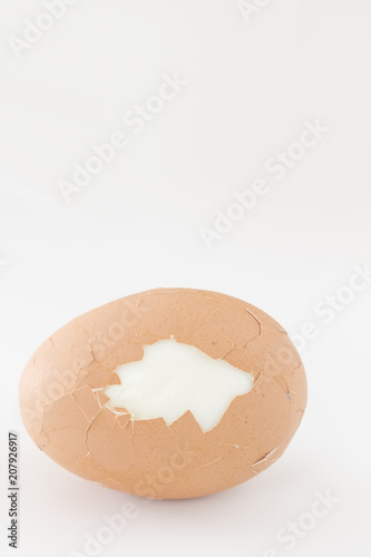 ひび割れた茹で卵 Adobe Stock でこのストック画像を購入して 類似の画像をさらに検索 Adobe Stock