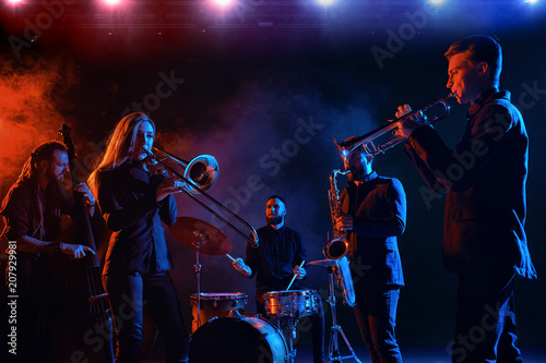 Fotomural Jazz band performs at the club