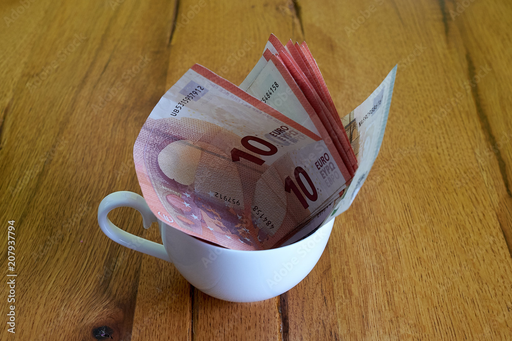 Geldgeschenk in einer Tasse Stock Photo